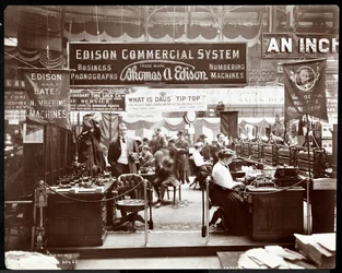 Ansicht des Edison Co. Standes für Büroausstattung auf einer Messe im Madison Square Garden, New York, 1906